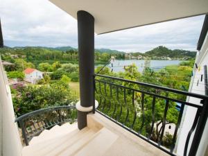 un balcón con vista al agua en Two-Bedroom Apartment With Lake View, en Bara