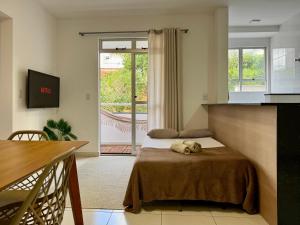 un perro acostado en una cama en una habitación en Apartamento em região central com 3 smart TVs - UFV a 1 km, en Viçosa
