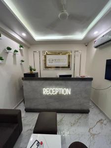 een receptiebalie in een ruimte met een receptiebalie bij SR Vivanta in Brahmapur