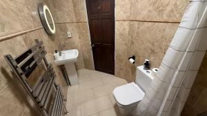 un baño con inodoro y lavabo en Pat Signature STAYS, en Kingsthorpe 31 fotos más