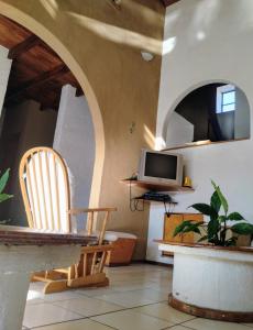 un soggiorno con TV e sedia di Moderna Casa Minimalista en Tlayacapan Morelos a Los Laureles Altre 126 foto