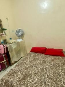 Habitación con cama y mesa con ventilador en CASA Cop 30, en Belém 5 fotos más