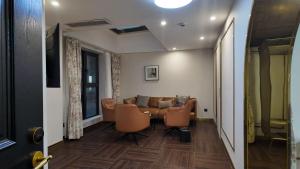 上海市にあるXinyu Hotel - Shanghai Jiao Tong University Xinhua Roadのソファとテーブルのあるリビングルーム