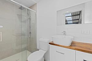 Un baño con inodoro, lavabo y ducha. en Seabreeze Retreat, en Portarlington 6 fotos más