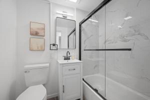 a bathroom with a shower and a toilet and a sink at Pittsburgh Shadyside 2B Stylish and Cozy Private Bedroom with Shared Bathroom in Pittsburgh