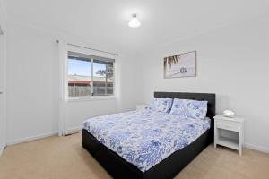 un dormitorio con una cama y una ventana en Seabreeze Retreat, en Portarlington