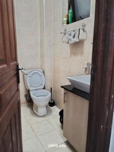 ein Badezimmer mit Toilette und Waschbecken in der Unterkunft Studio o76,89,76, 73, two in Kisumu