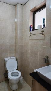 ein Badezimmer mit Toilette und Waschbecken und einem Fenster in der Unterkunft Studio o76,89,76, 73, two in Kisumu