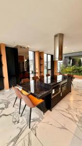 a dining room with a table and chairs in a kitchen at Lujosas suites XOE in Quito +12 photos