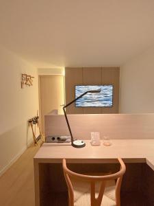 a desk with a lamp and a chair in a room at OFF STAY, hotel in Seoul - 10m from Airport, 8m to Subway in Seoul