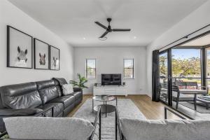 Μια τηλεόραση ή/και κέντρο ψυχαγωγίας στο Modern 4 bedroom Redcliffe retreat +6 φωτογραφίες