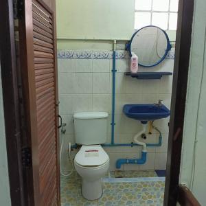 a bathroom with a toilet and a sink and a mirror at เจแปน บ้านพักรายวัน in Pak Chong +28 photos