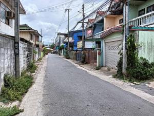 an empty street in an alley of houses at เจแปน บ้านพักรายวัน in Pak Chong