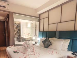 Postel nebo postele na pokoji v ubytování Tropical Vista Suites Bay