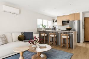 O bucătărie sau chicinetă la Tide House - Unit B - Modern Seaside 1BD w Parking