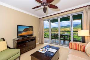 ラハイナにあるHonua Kai 1024 · HK 1024 Updated Beachfront Luxury Condo w Poolのリビングルーム(シーリングファン、薄型テレビ付)