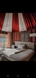 Un dormitorio con una cama grande en una tienda de campaña. en Rum Sophia camp, en Wadi Rum