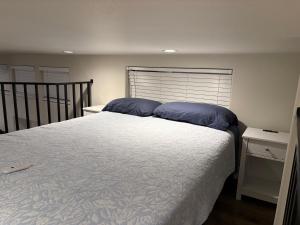 Un dormitorio con una cama con almohadas azules. en Park Model Home 268 at Silverview RV Resort, en Bullhead City 10 fotos más