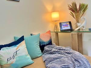 Μια τηλεόραση ή/και κέντρο ψυχαγωγίας στο 1 Bedroom Condo Unit Near SM City Sucat and NAIA Terminal