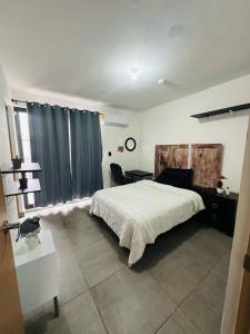 Postel nebo postele na pokoji v ubytování Modern home with pool, garden 24 7 security