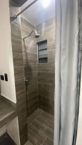 Koupelna v ubytování Modern home with pool, garden 24 7 security + 29 fotografií