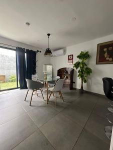 Posezení v ubytování Modern home with pool, garden 24 7 security