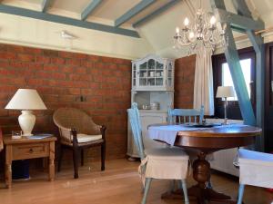 une salle à manger avec une table et une chaise dans l'établissement 6 pers - Modern holiday home with garden, close the Lauwersmeer, à Oostmahorn