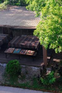 een houten bank onder een dak in een tuin bij Lamoon Villa in Thôn Dương Xuân Hạ +2 foto's