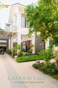 een villa met uitzicht op lanyon villa bij Lamoon Villa in Thôn Dương Xuân Hạ