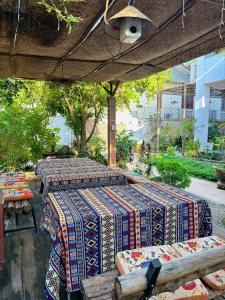 een groep bedden met dekens en een tafel bij Lamoon Villa in Thôn Dương Xuân Hạ