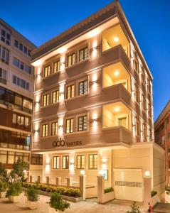 un grande edificio bianco con luci di Ada Suites Nisantasi a Istanbul