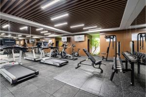 a gym with several treadmills and exercise bikes at Howard Johnson by Wyndham Zun Ju Hotel Cheng Du in Xindu