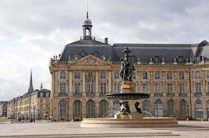 a large building with a fountain in front of it at Bellevue in Carbon-Blanc