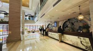 泉州市にあるSoutheast Peninsula Hotel Quanzhouの人が立ち並ぶ店のロビー