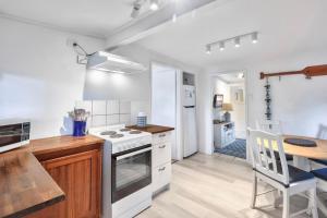 Η κουζίνα ή μικρή κουζίνα στο Amity Waterfront Cabins - Cardhu