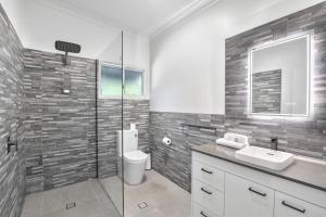 Ένα μπάνιο στο Amity Waterfront Cabins - Cardhu +13 φωτογραφίες