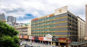 長沙市にあるIU Hotel Changsha Railway Station Branchの車通りの大きな建物