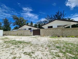 モーレア島にあるCharmant logement avec accès privé à la plageの塀付きの家