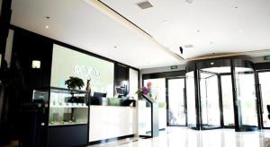 ein großer Raum mit Glasfenstern und einer Vitrine in der Unterkunft Xana Hotelle·Ji'nan Hi-tech Zone Century Avenue Tangye in Jinan