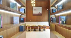 a library with a row of chairs and books at JTOUR Inn Wuhan Changfeng Avenue Garden Expo in Wuhan
