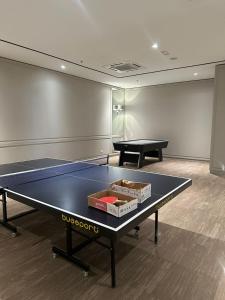 una sala de ping pong con mesa de ping pong en Paradigm Residence by YML Home, en Johor Bahru
