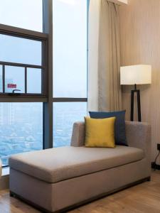 長沙市にあるEcharm Hotel Changsha Gaoqiaoのカウチ(黄色の枕付)