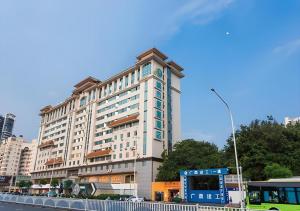 a large white building on the side of a street at City Comfort Inn Nanning Chaoyang Square Theater Metro Station in Nanning