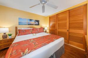 Un dormitorio con una cama grande y un ventilador de techo. en Napili Point A9 · NP A9 OceanFront 1BD Tropical Getaway w Ocean, en Kahana 55 fotos más