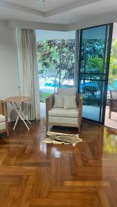 Χώρος καθιστικού στο Beachfront two bedroom apartment +18 φωτογραφίες