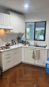 Η κουζίνα ή μικρή κουζίνα στο Beachfront two bedroom apartment