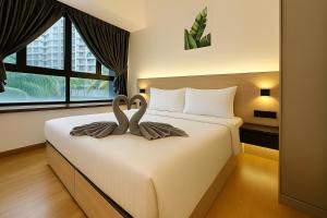 Ένα ή περισσότερα κρεβάτια σε δωμάτιο στο Danga Bay Relaxing Tropical 2BR 4Pax Balcony by Our Stay +34 φωτογραφίες