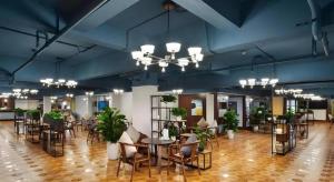 duży pokój ze stołami, krzesłami i doniczkami w obiekcie VX Hotel Chengdu Wenjiang Guosetianxiang Chenyue w mieście Chengdu