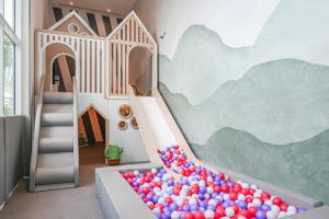 una sala de juegos con tobogán y bolas en Novotel Dubai World Trade Centre, en Dubái
