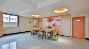 una sala de conferencias con una mesa y sillas en Green Tree Inn Express Zhejiang Zhoushan Xincheng Zheda, en Zhoushan